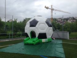 In der Hüpfburg Fussball können bis zu 12 Kinder hüpfen.